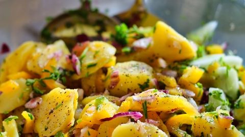 Kartoffel-Kräuter-Salat mit Koriander-Hüftsteak