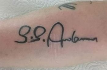 G.G. Anderson Tattoo auf dem Arm eines Fans