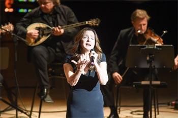 Vicky Leandros in Elbphilharmonie bejubelt