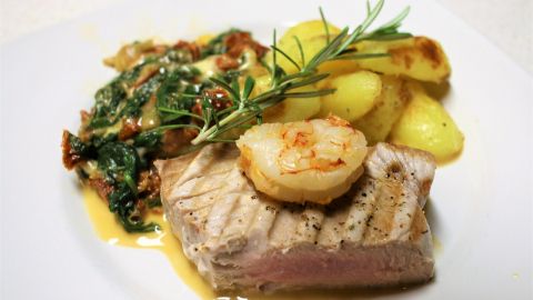 Fischpäckchen mit gebratenen Süßkartoffeln